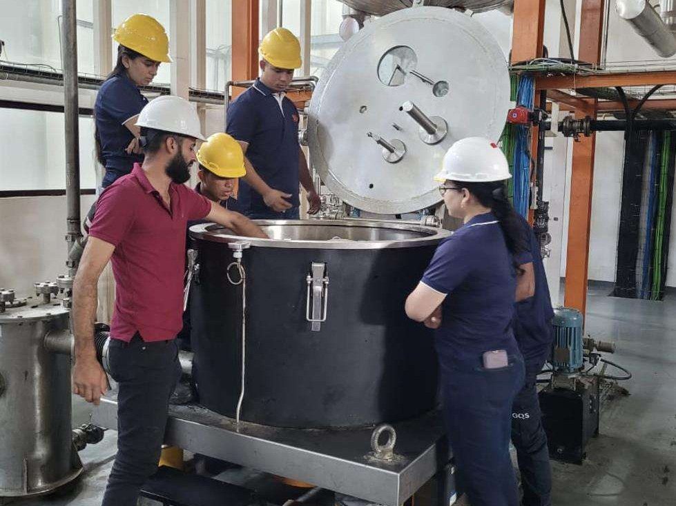 Equipo técnico de BIOSA junto a un equipo de proceso
