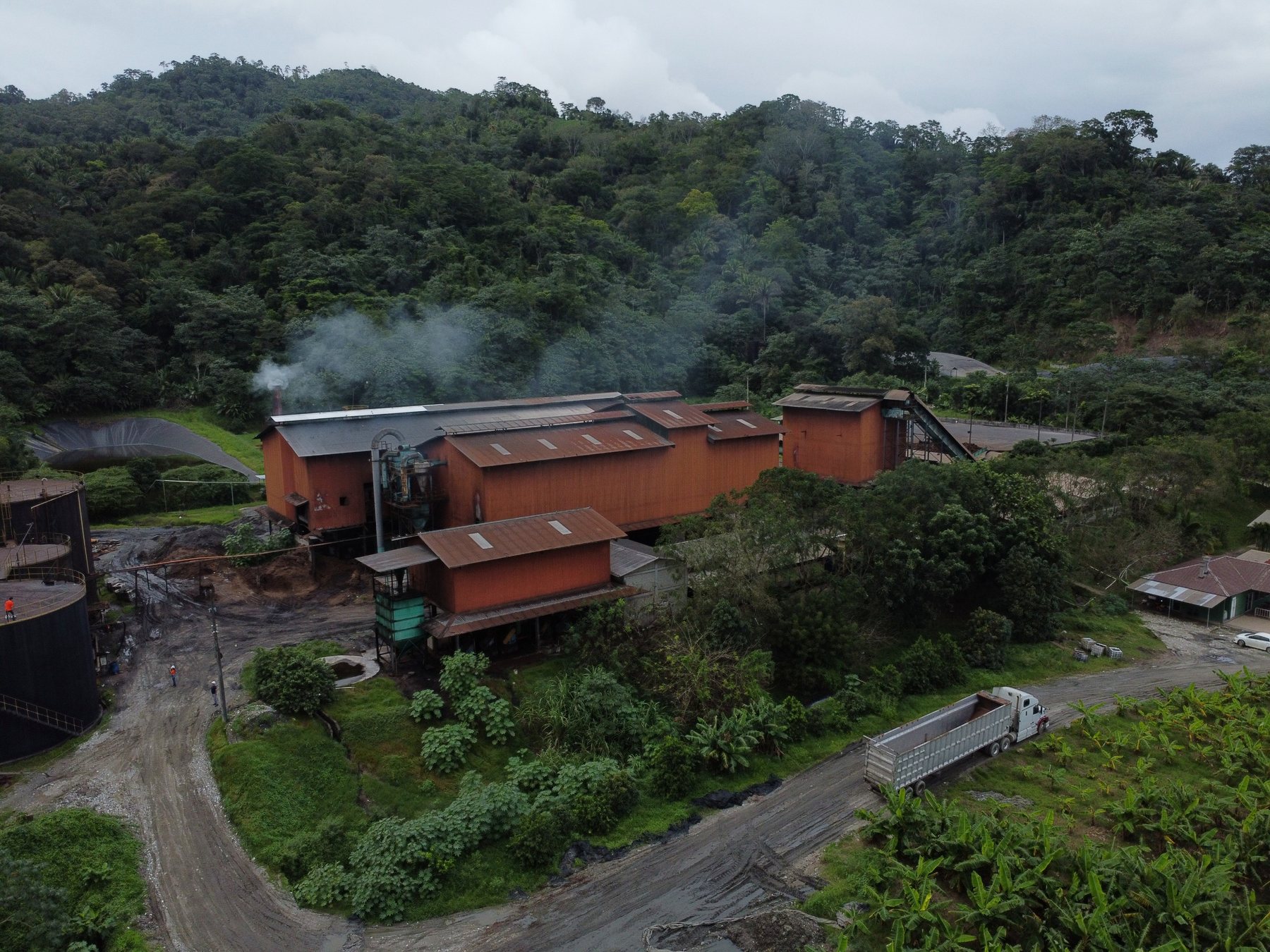 Vista aérea de la planta extractora de COINSU en plena operación