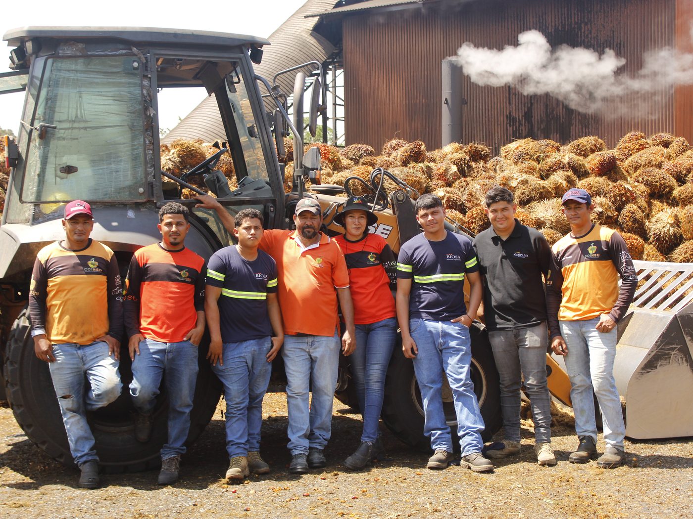 Personal técnico durante una capacitación en planta