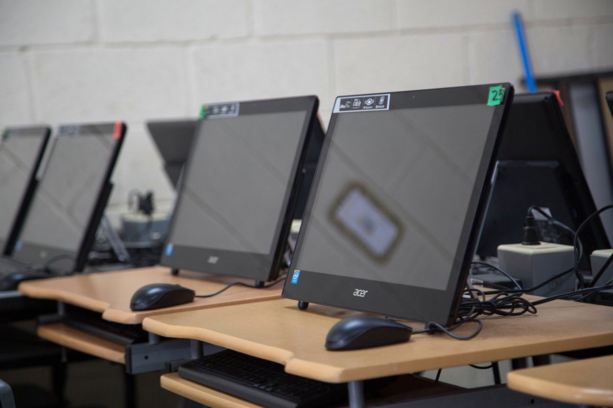 Aula de computación apoyada por los programas comunitarios