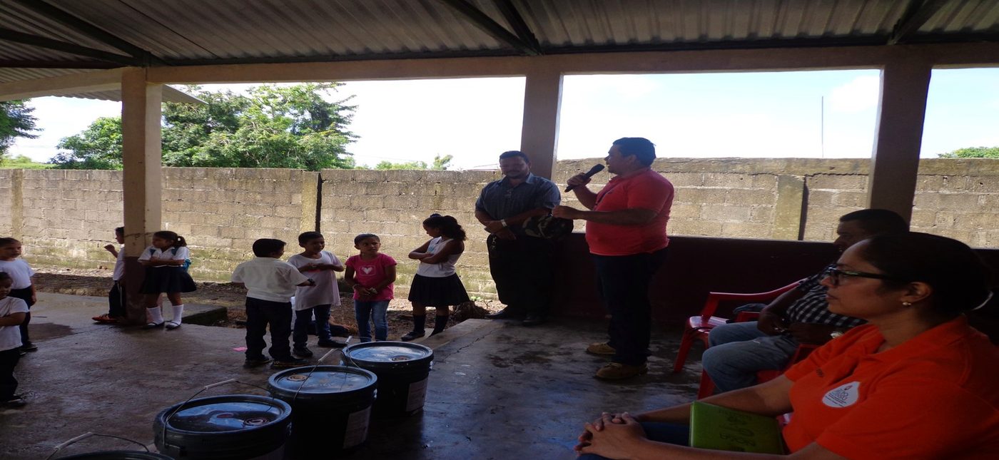 Entrega de apoyo a una escuela vecina