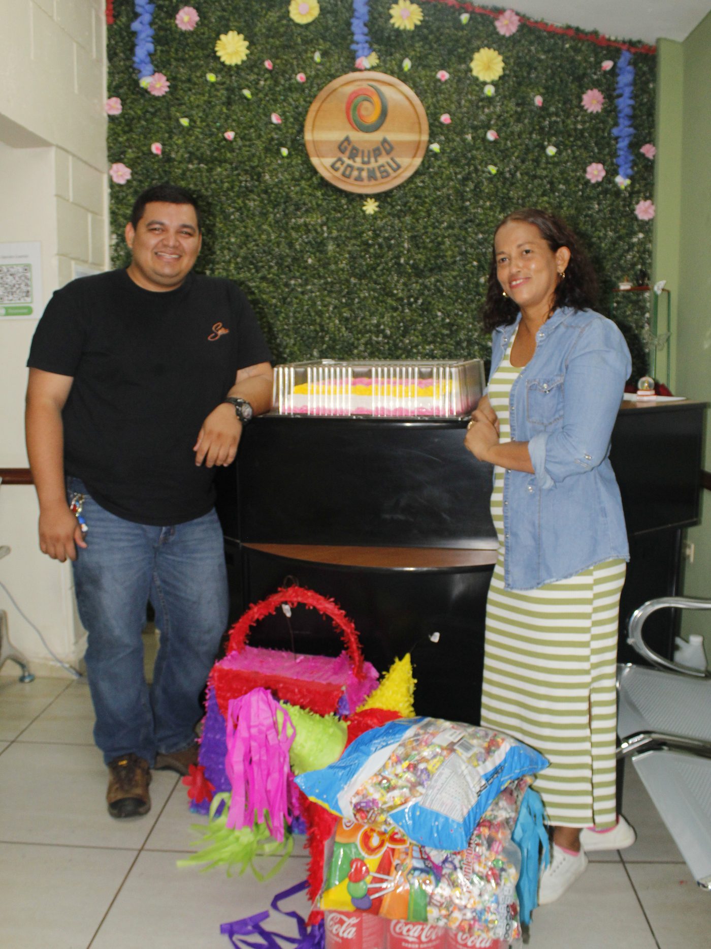 Decoración y piñatas preparadas para la celebración del Día del Niño