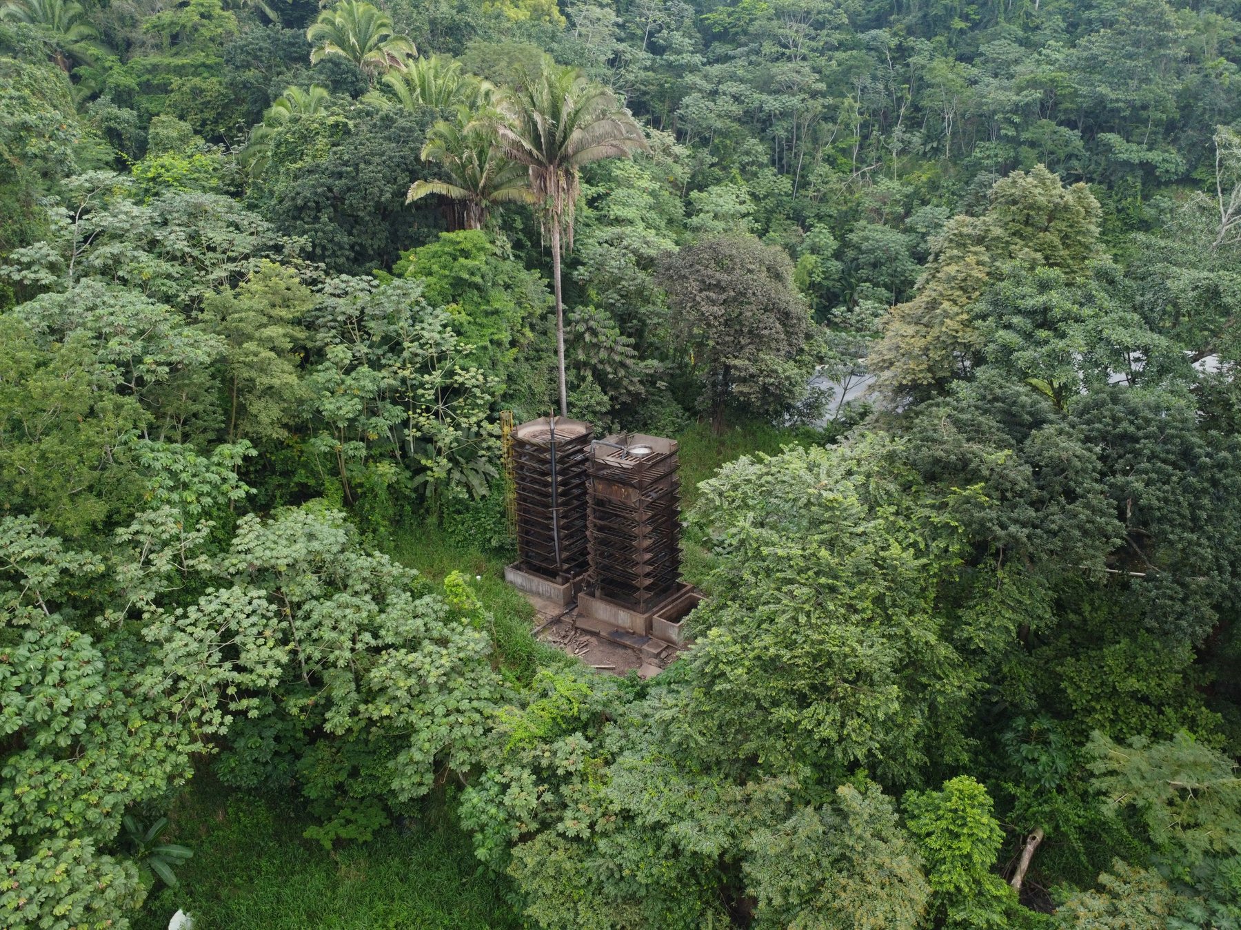 Digestores de biogás de GEOPALSA rodeados de bosque