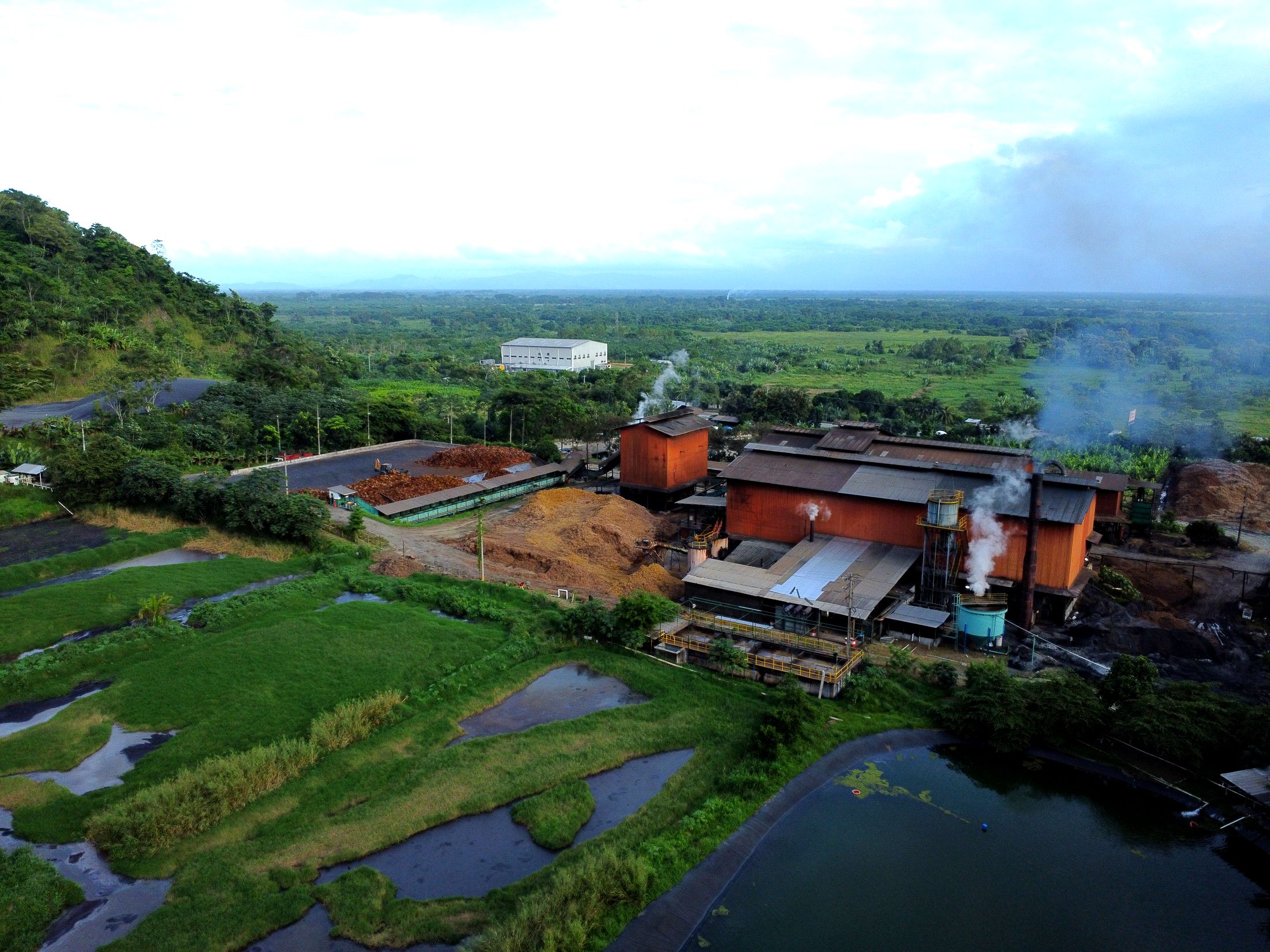 Vista aérea de la planta de GRUPO COINSU rodeada del valle verde de Choloma, Honduras