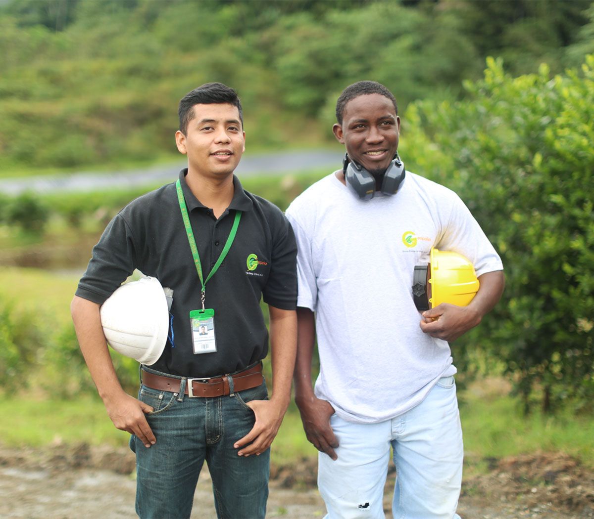 Colaboradores de COINSU compartiendo una sonrisa en el campo